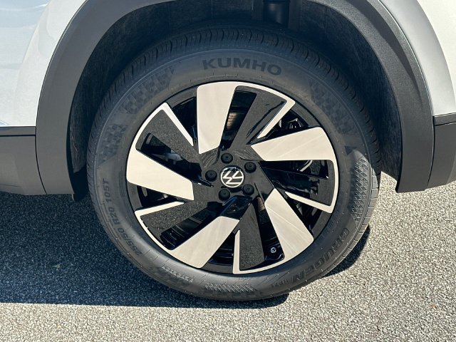 New 2026 White Volkswagen SE w/Technology image 20