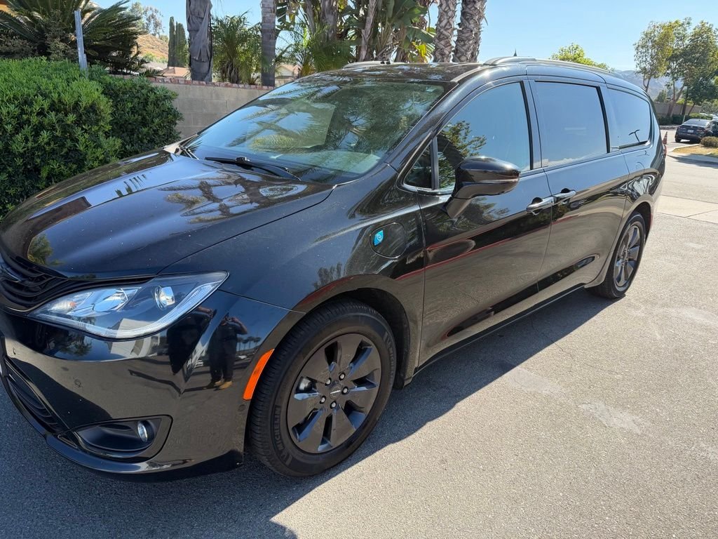 Used 2019 Black Chrysler Limited image 5