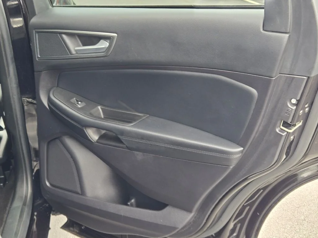 Used 2021 Black Ford SE image 9