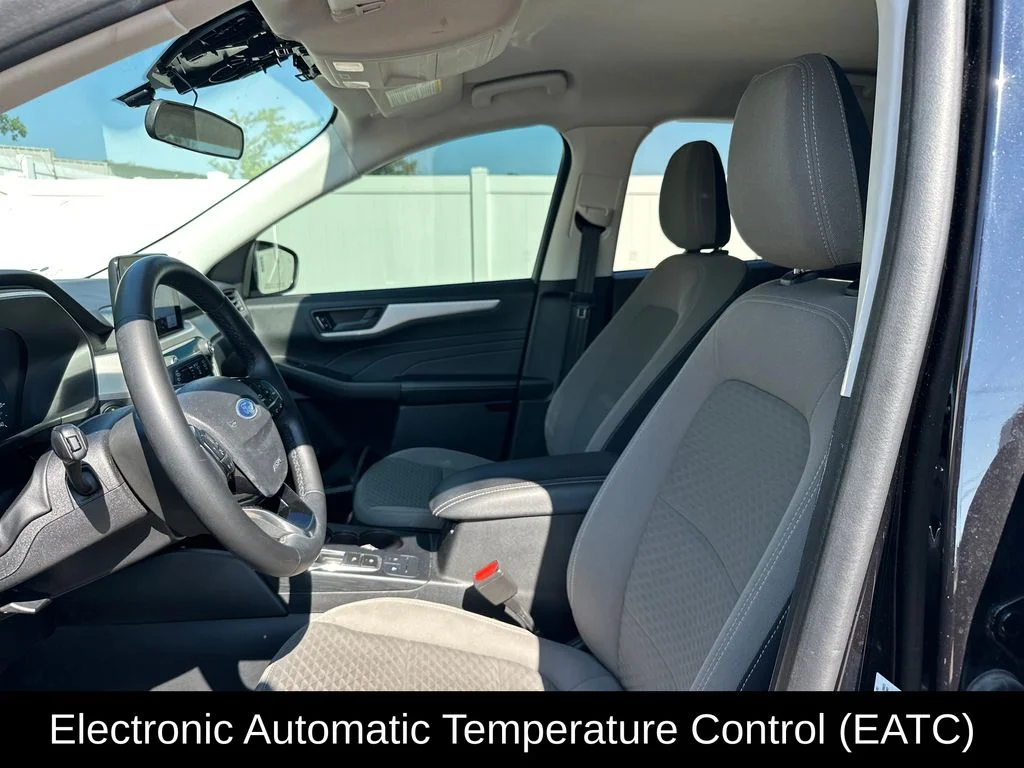 Used 2022 Black Ford SE image 13