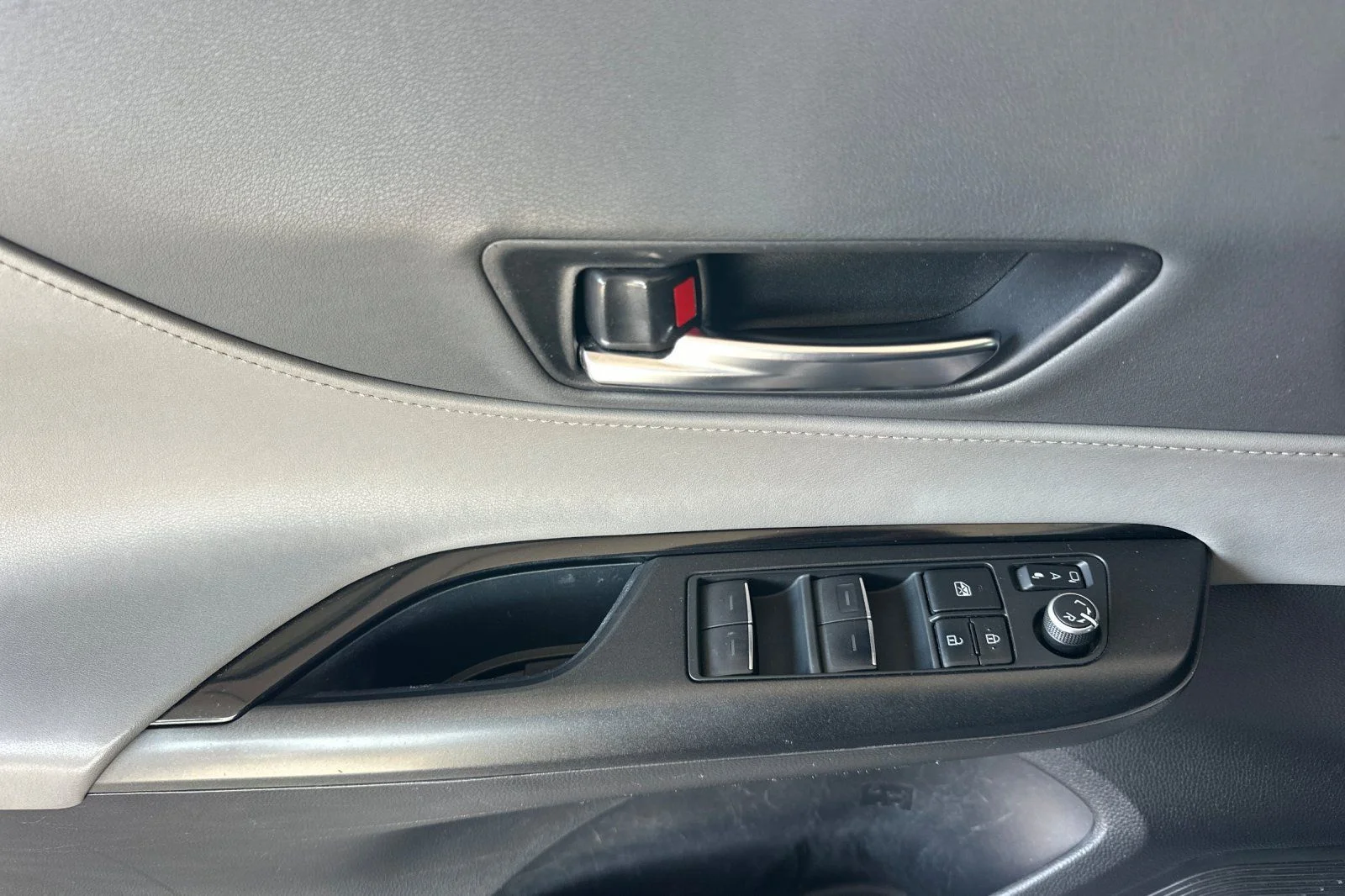 Used 2022 White Toyota LE image 18
