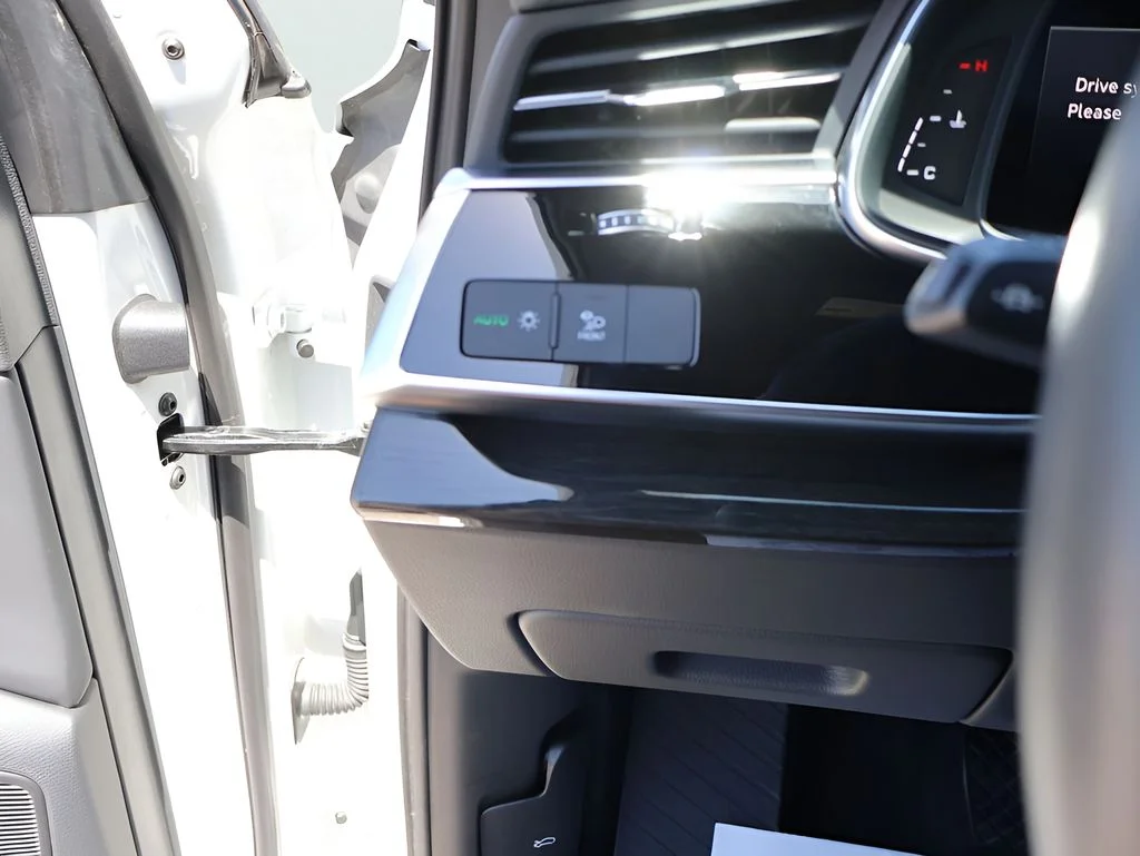 Used 2025  Audi 55 Premium Plus image 37