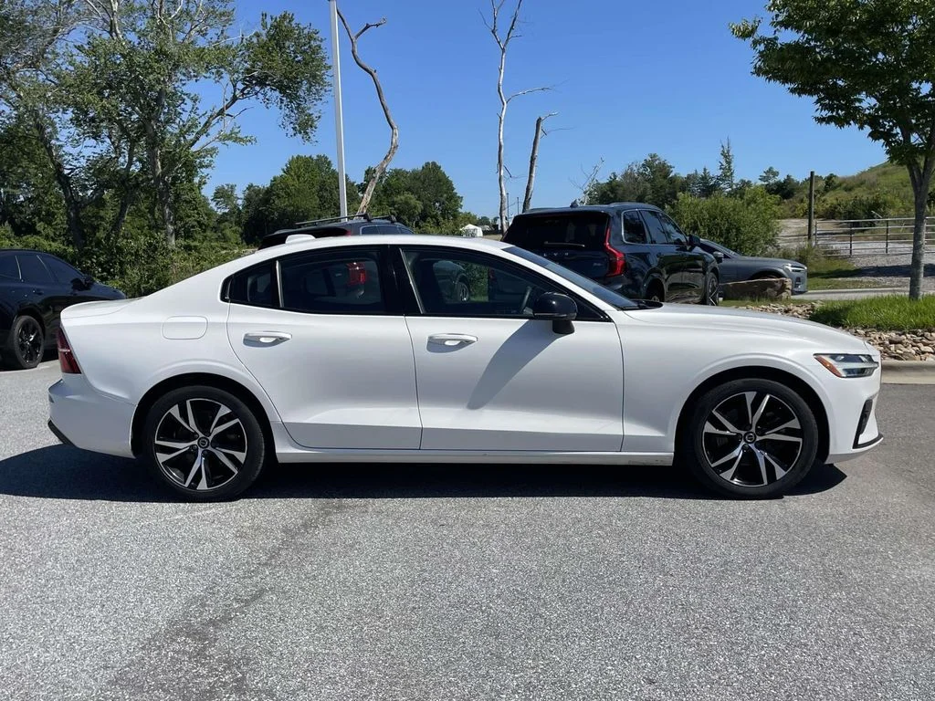 Used 2024 Crystal White Metallic Volvo Core Dark Theme image 28