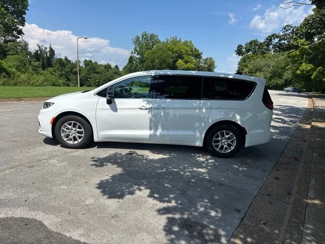 Used 2026 White Chrysler Select image 4