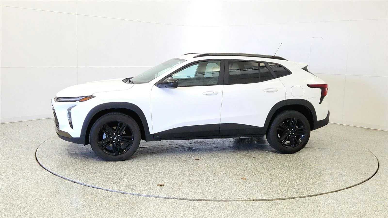 Used 2025 Summit White Chevrolet ACTIV image 4