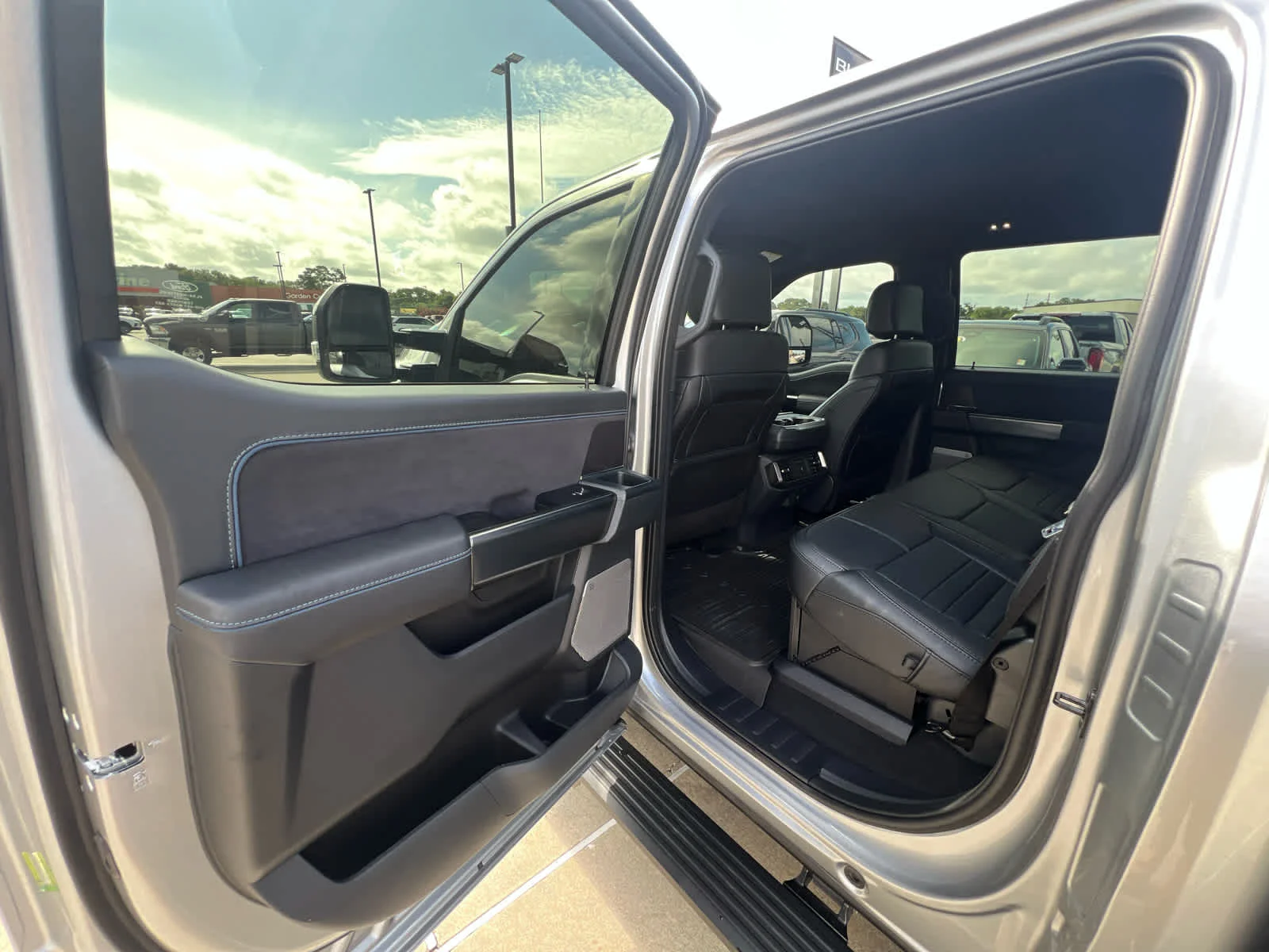 2025 Ford F-150 Platinum - Photo 15