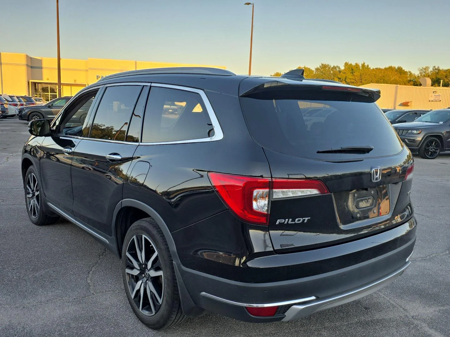 Used 2019 Crystal Black Pearl Honda Touring w/Rear Captain