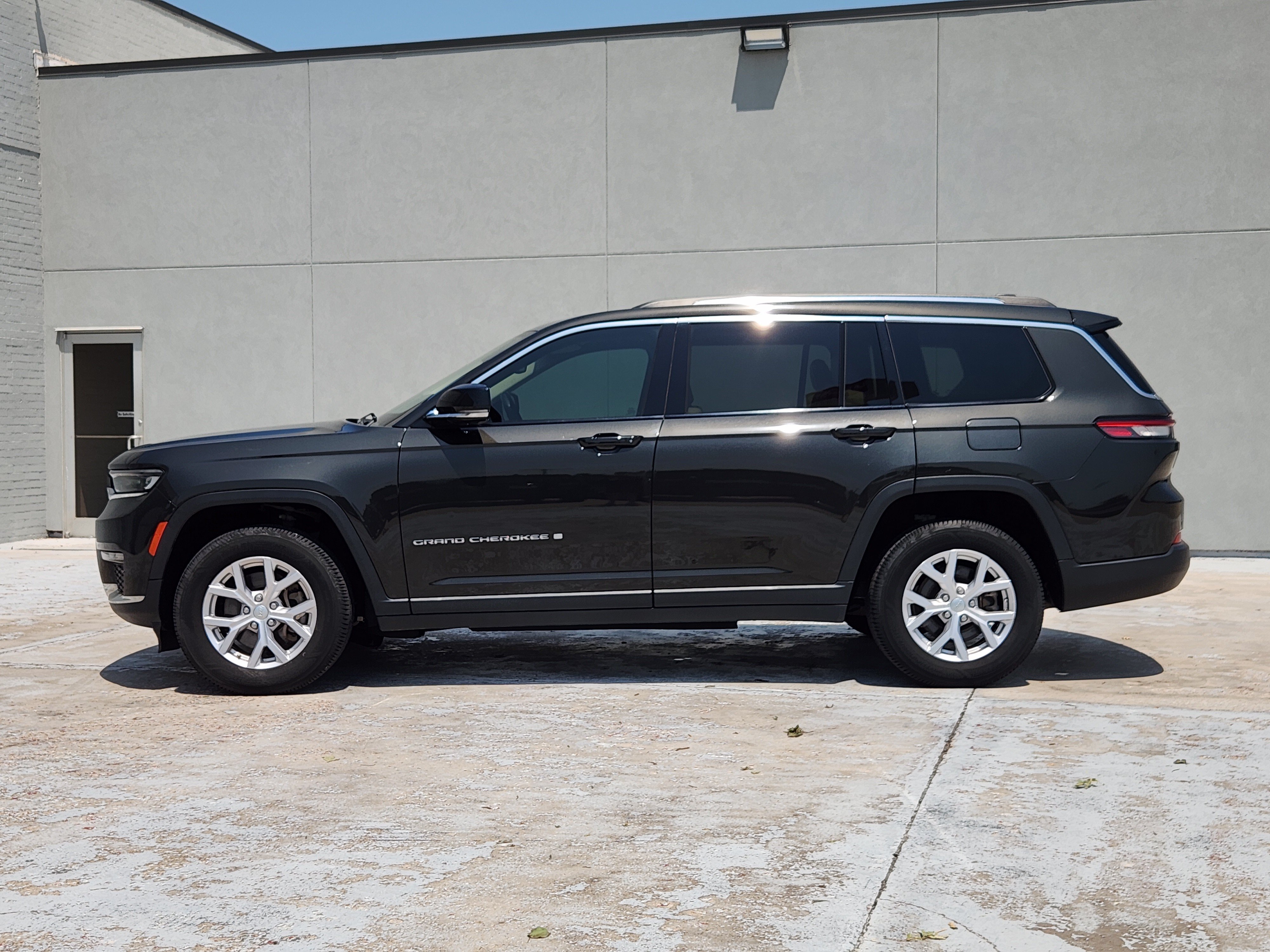 Used 2021 Rocky Mountain Pearlcoat Jeep Limited image 5
