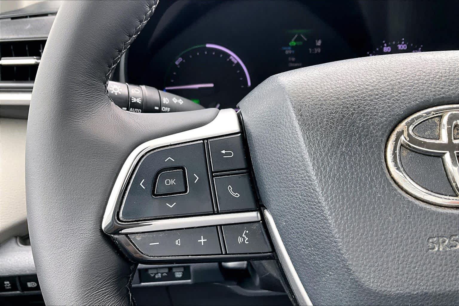 Used 2022 Wind Chill Pearl Toyota XLE image 22