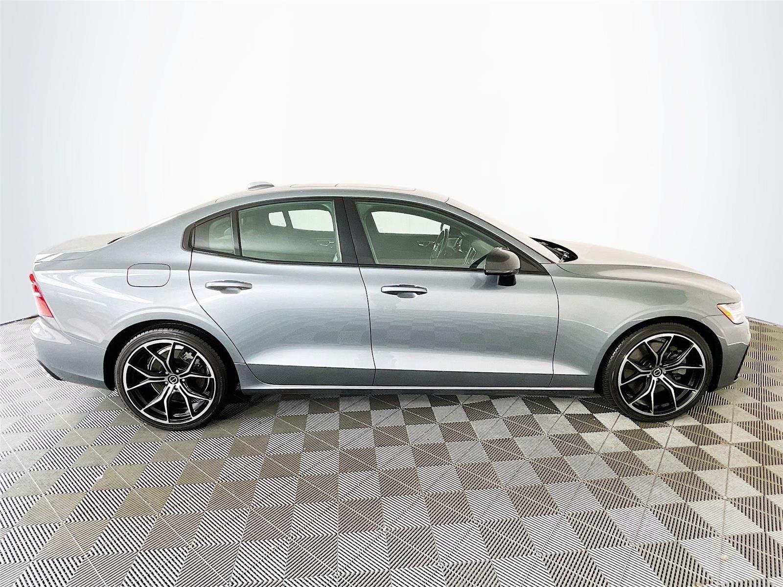 Used 2019 Pebble Grey Metallic Volvo R-Design image 10