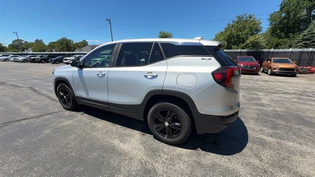 Used 2022 Quicksilver Metallic GMC SLE image 6