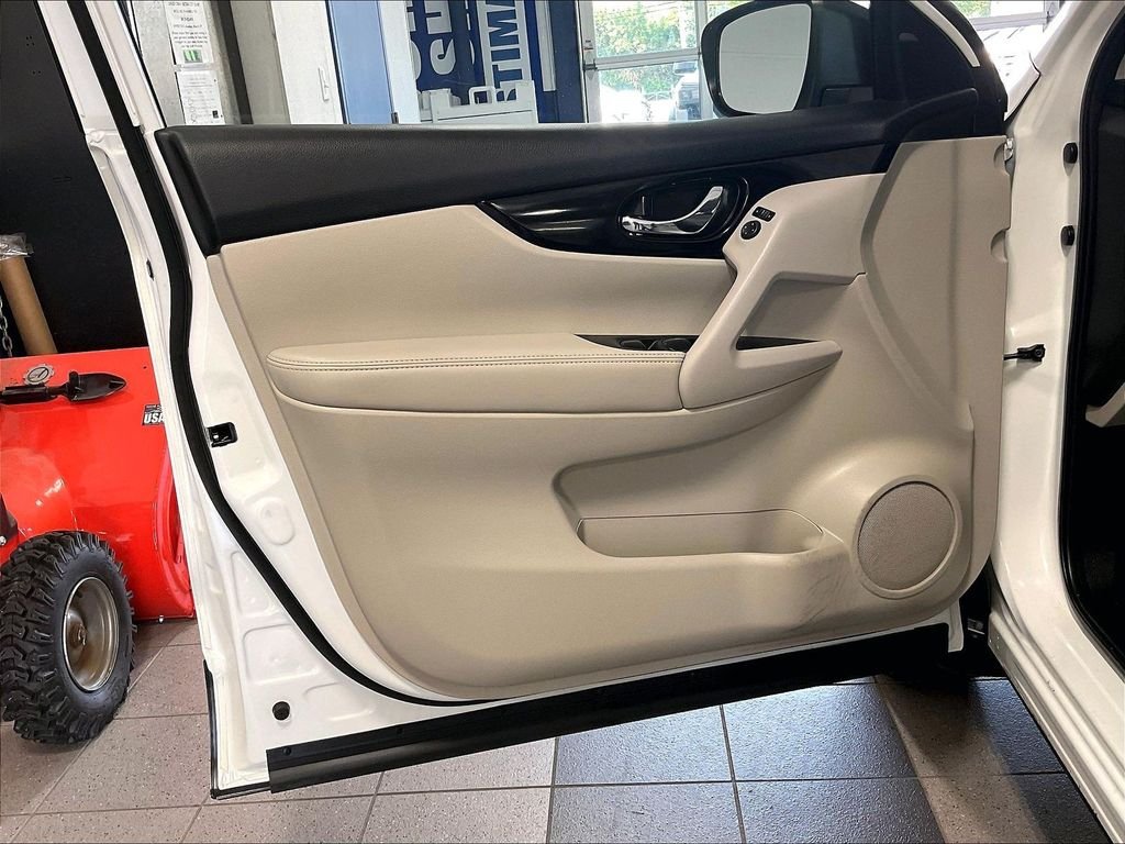 Used 2022 White Nissan SV image 9