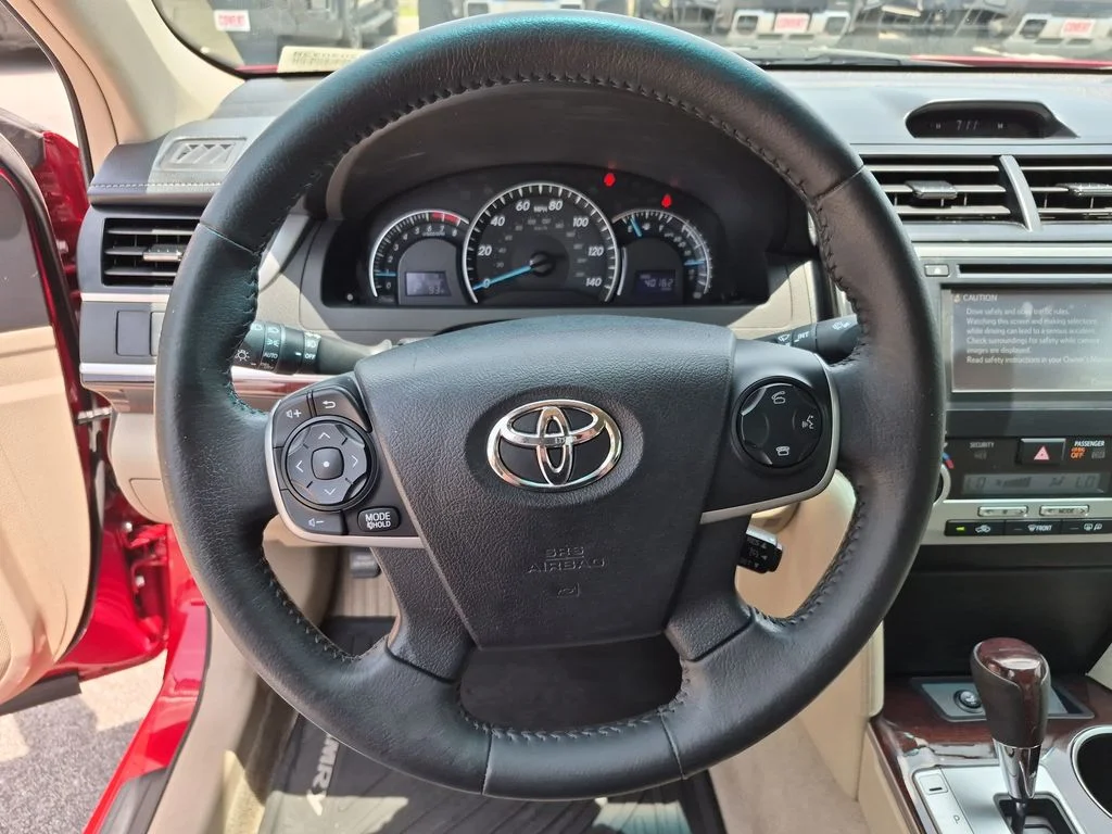 Used 2014 Red Toyota XLE image 3