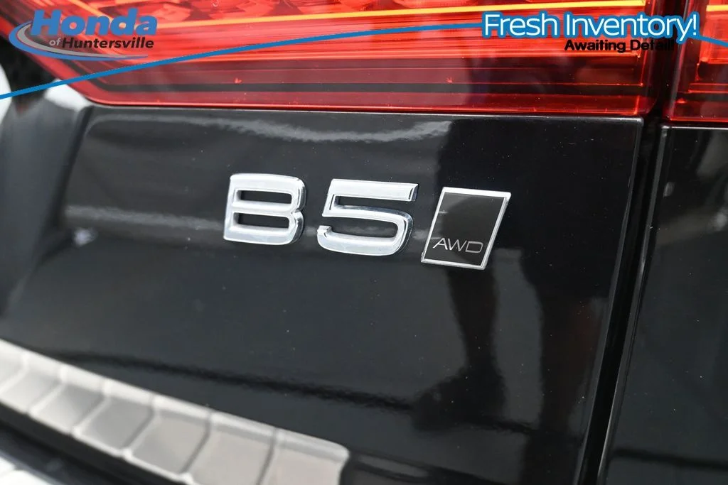 Used 2025 Onyx Black Metallic Volvo B5 Plus image 12