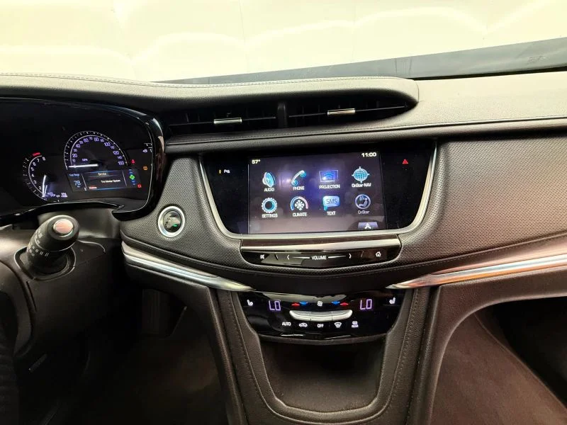Used 2017  Cadillac Luxury Sport Utility 4D image 17