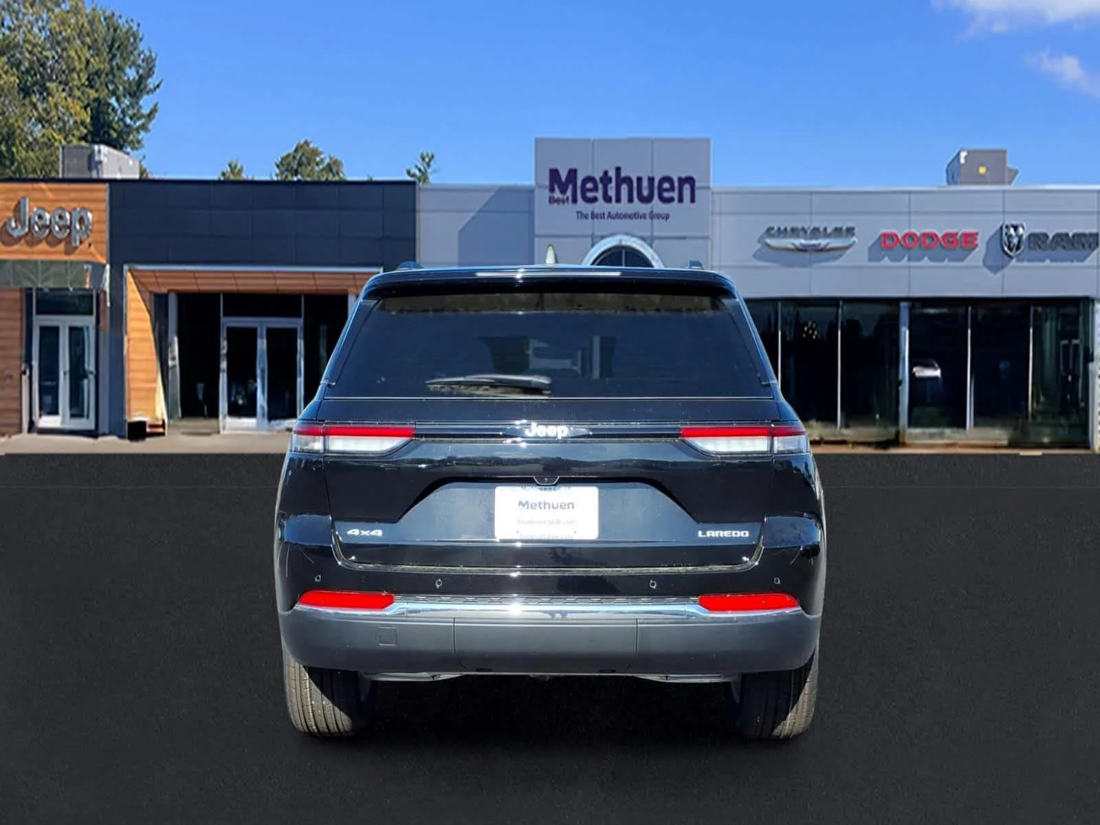 New 2026 Diamond Black Crystal Pearlcoat Jeep Laredo image 5