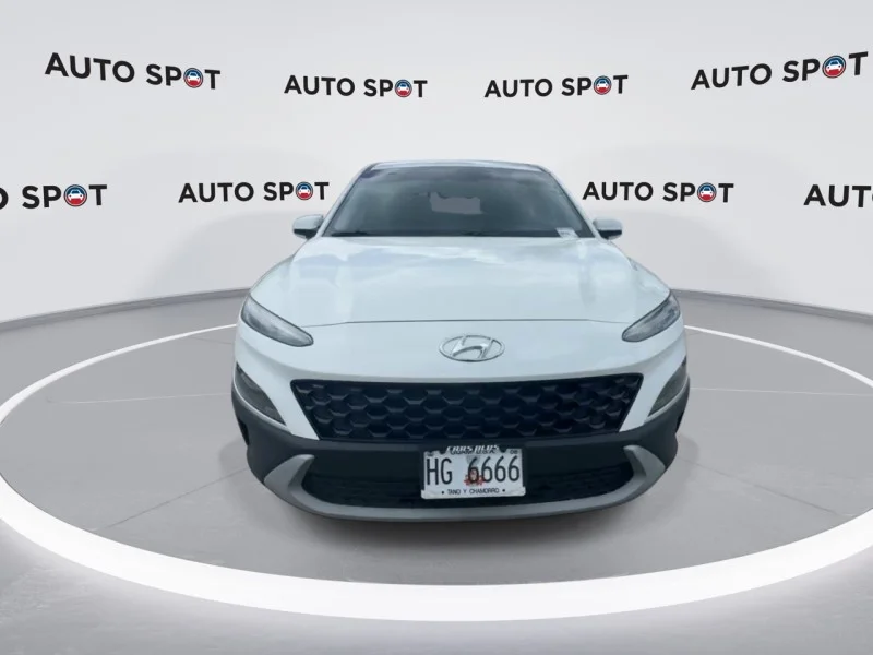 Used 2022 White Hyundai SE image 3