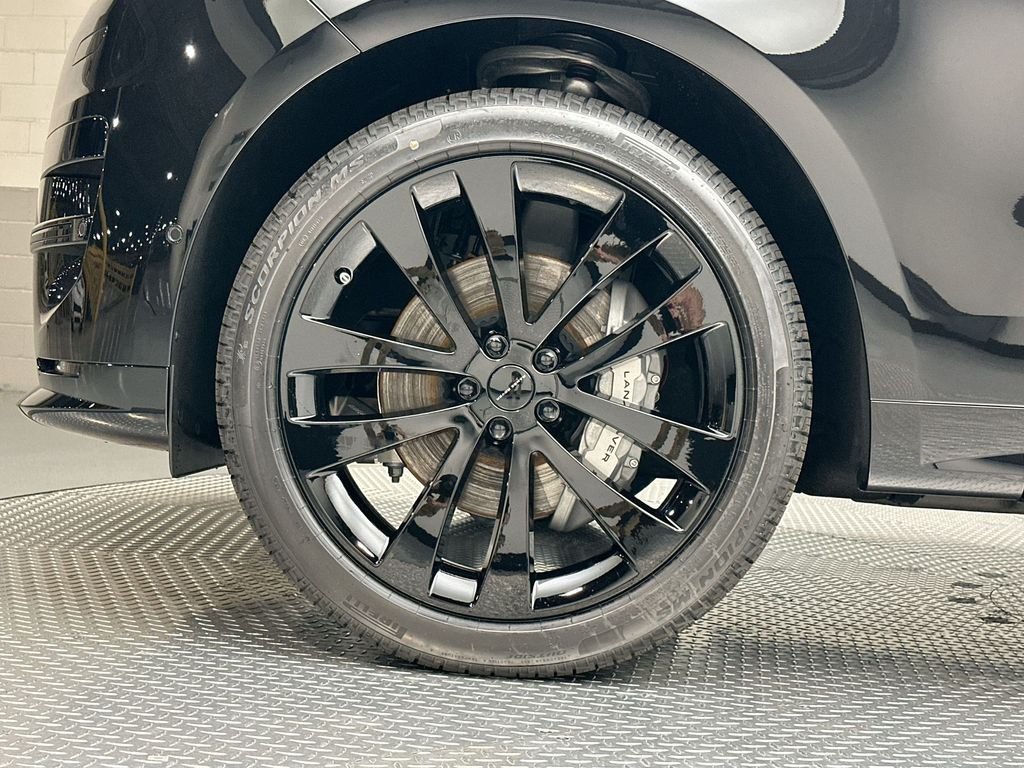 New 2026 Santorini Black Metallic Land Rover Dynamic SE image 5