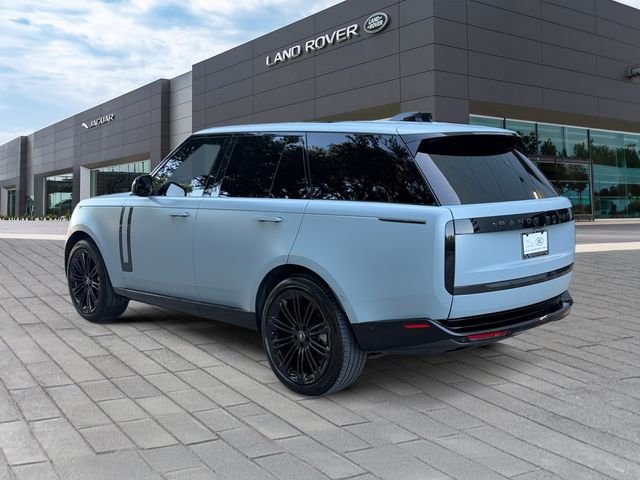 Used 2025 White Land Rover SE image 3