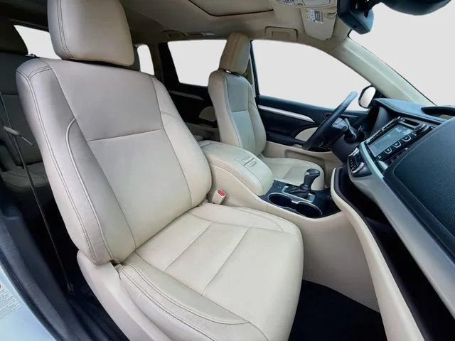Used 2018 Blizzard Pearl Toyota XLE image 14