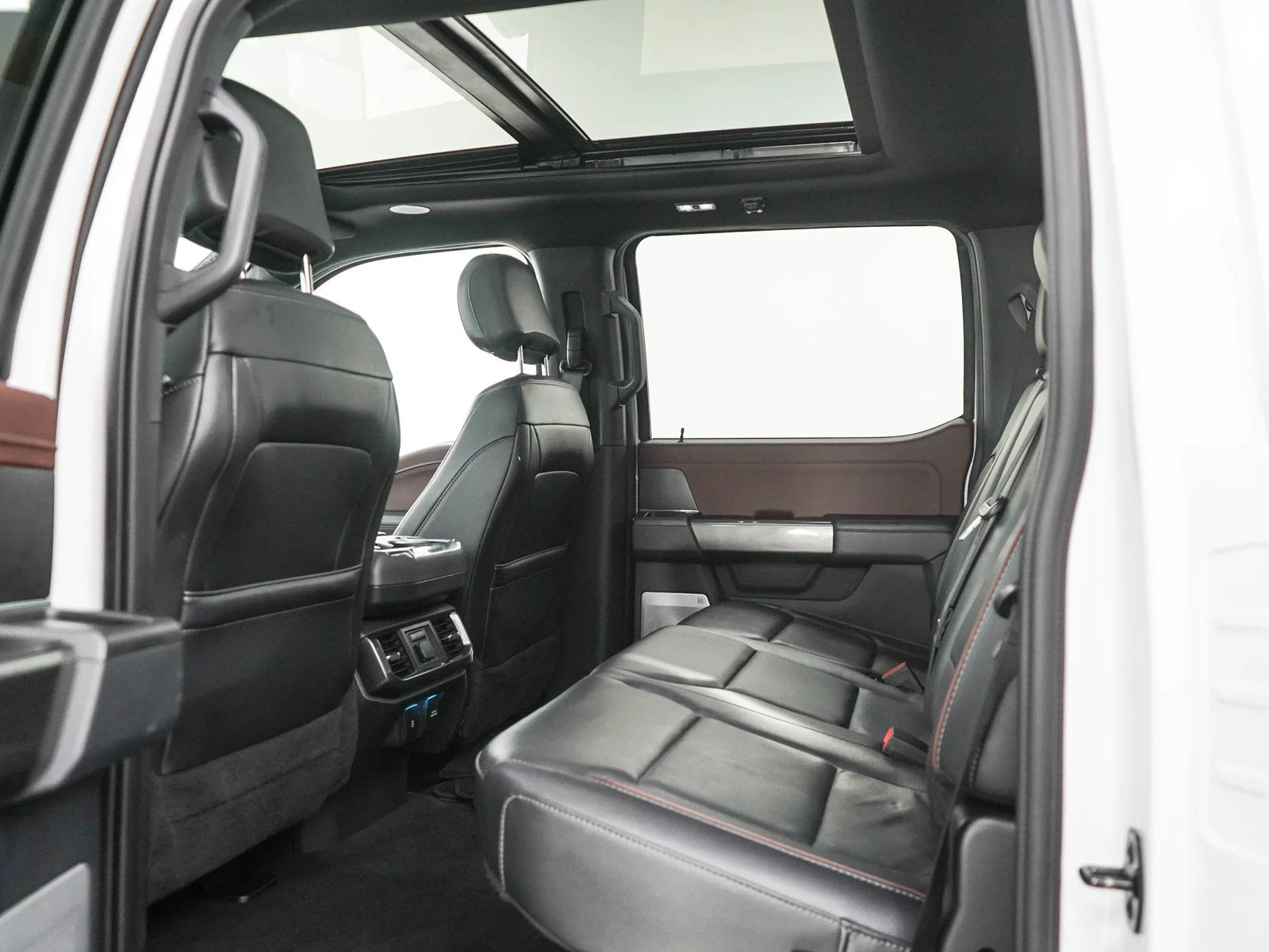Used 2023  Ford Lariat image 17