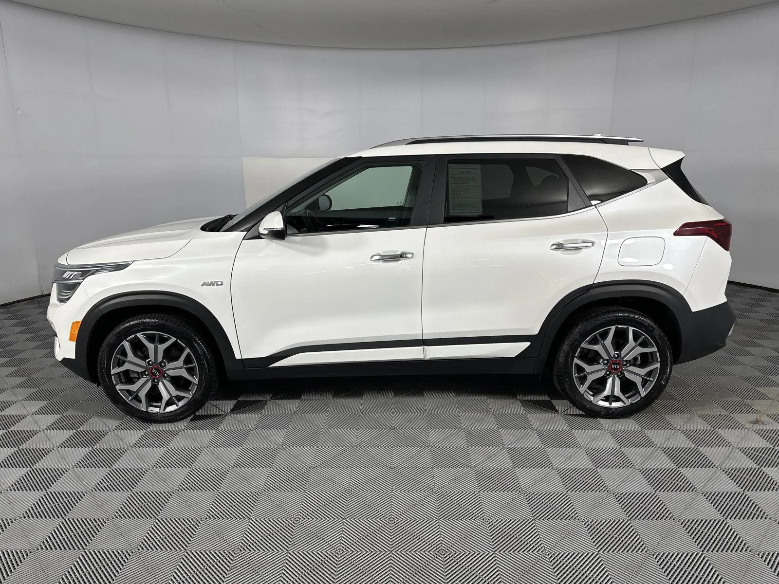 Used 2021 Snow White Pearl Kia SX Turbo image 5