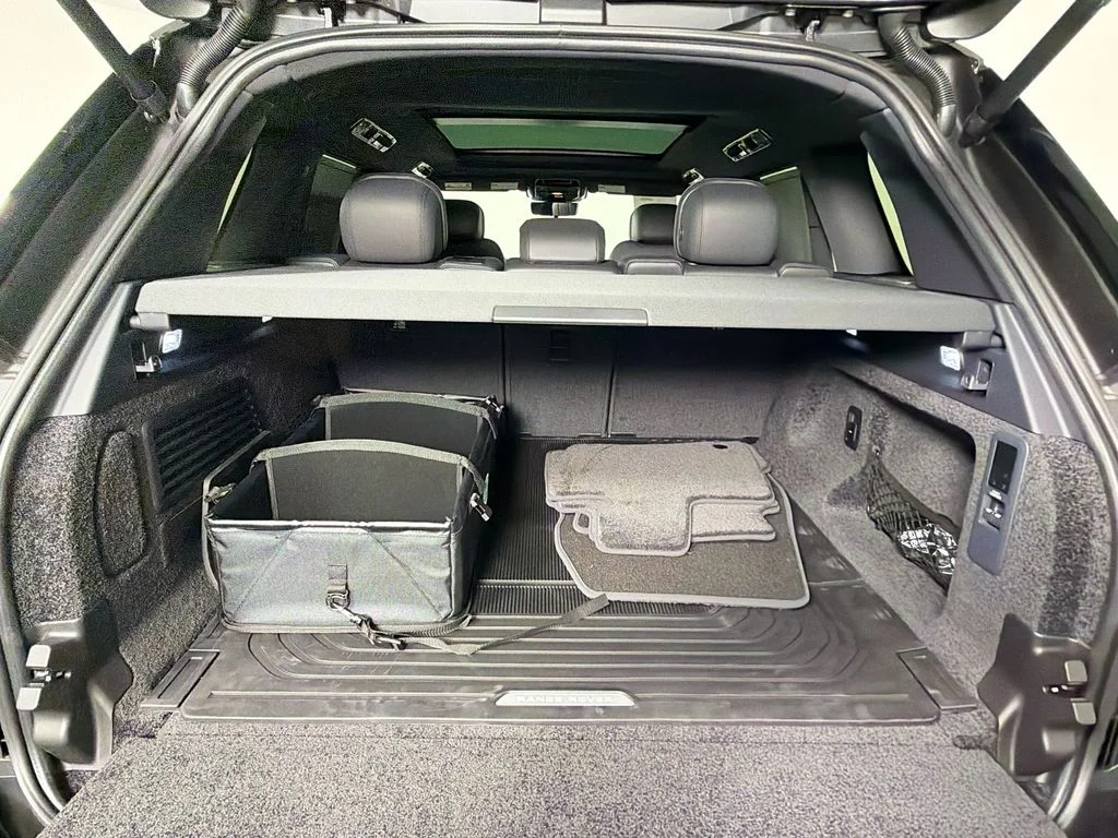 New 2026 Obsidian Black Satin Land Rover SE image 28