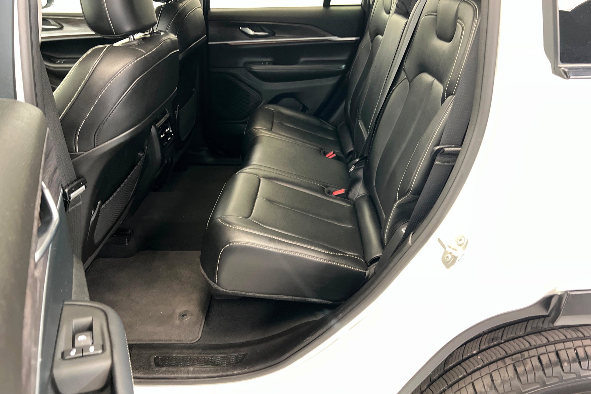 Used 2024 Bright White Clearcoat Jeep Limited image 22