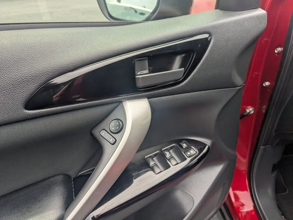 Used 2024  Mitsubishi LE image 12