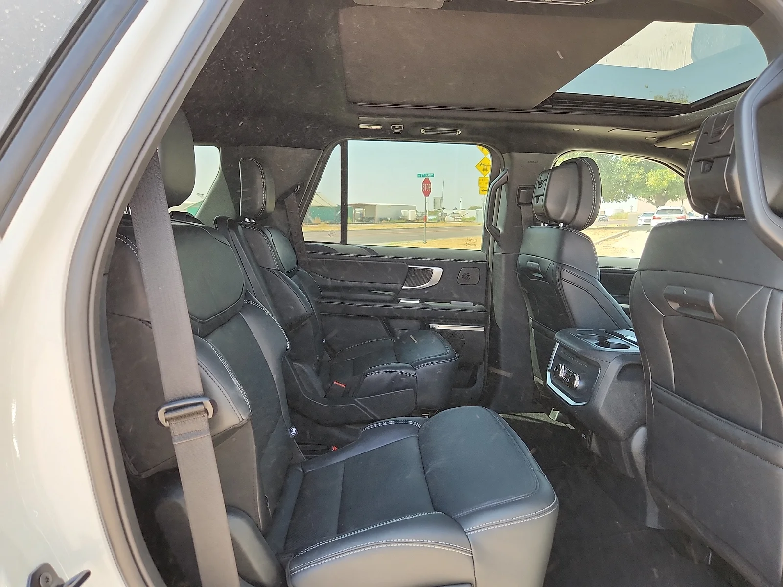 New 2027 Star White Metallic Tri-Coat Ford Platinum image 18