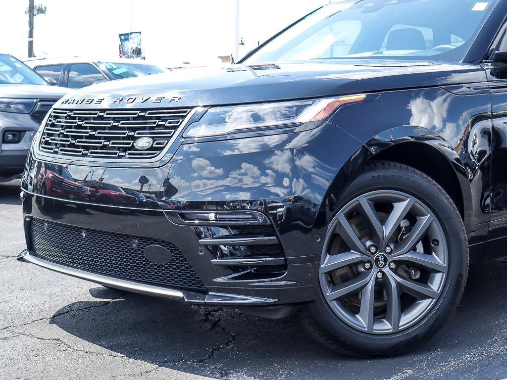 Used 2026 Santorini Black Metallic Land Rover Dynamic SE image 3