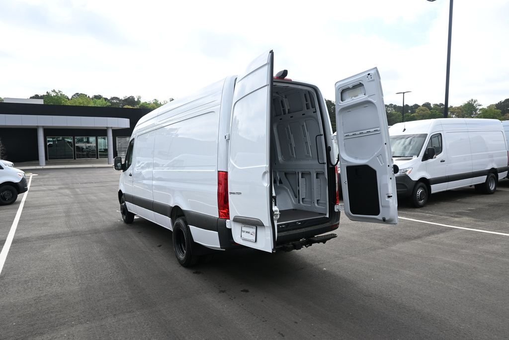 Used 2026 Arctic White Mercedes-Benz Cargo 170 WB image 29