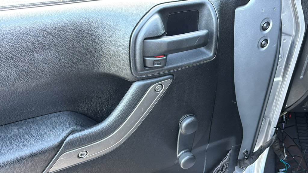 Used 2013 Billet Clearcoat Metallic Jeep Unlimited Sport image 9