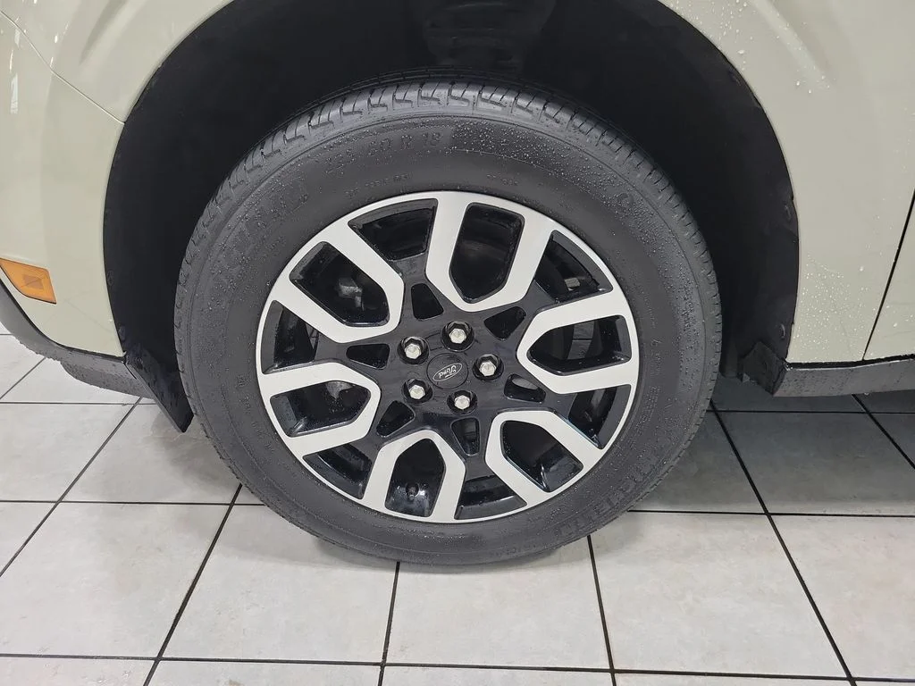 Used 2024  Ford Lariat image 45