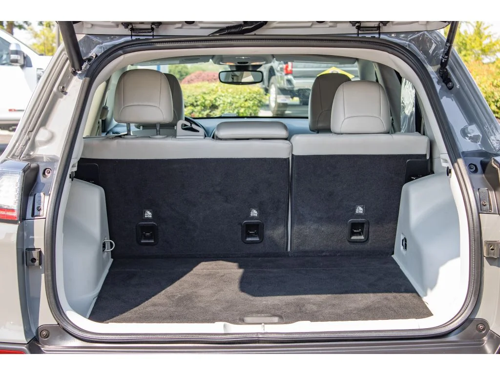 Used 2021 Sting-Gray Clearcoat Jeep Latitude Lux image 12