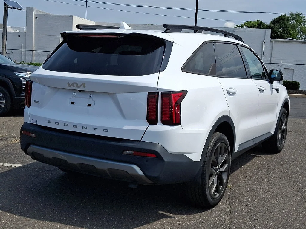 Used 2022 White Kia X-Line EX image 11