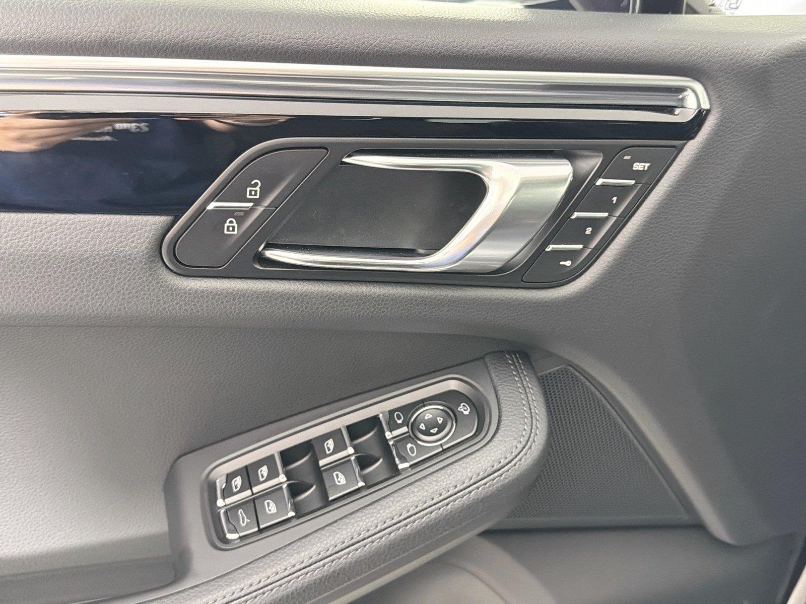 2026 Porsche Macan T - Photo 31