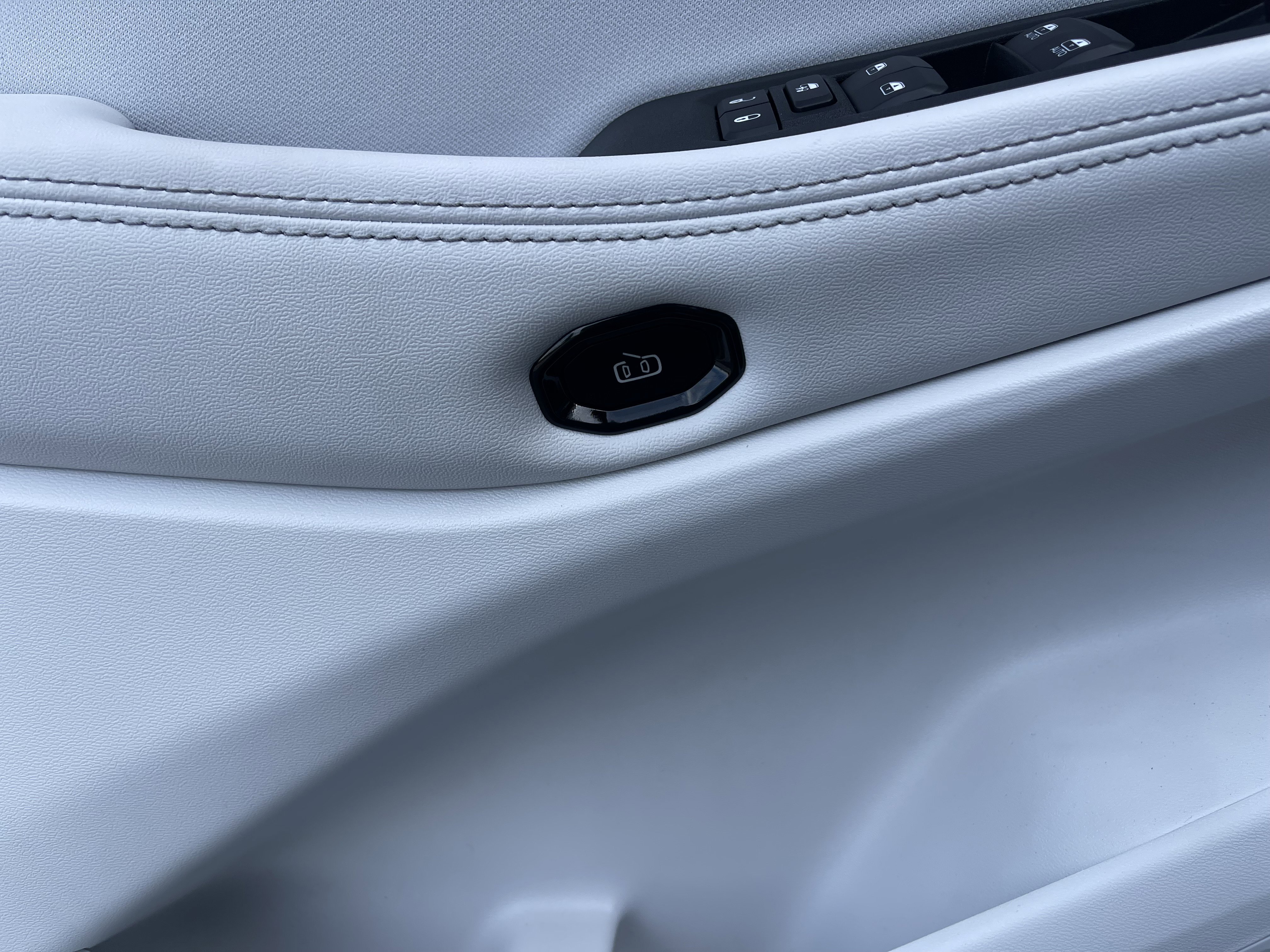 New 2026 Bright White Clear-Coat Exterior Paint Jeep Laredo image 19