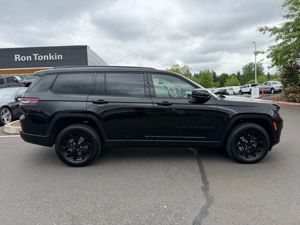 Used 2025 Diamond Black Crystal Pearlcoat Jeep Altitude X image 8