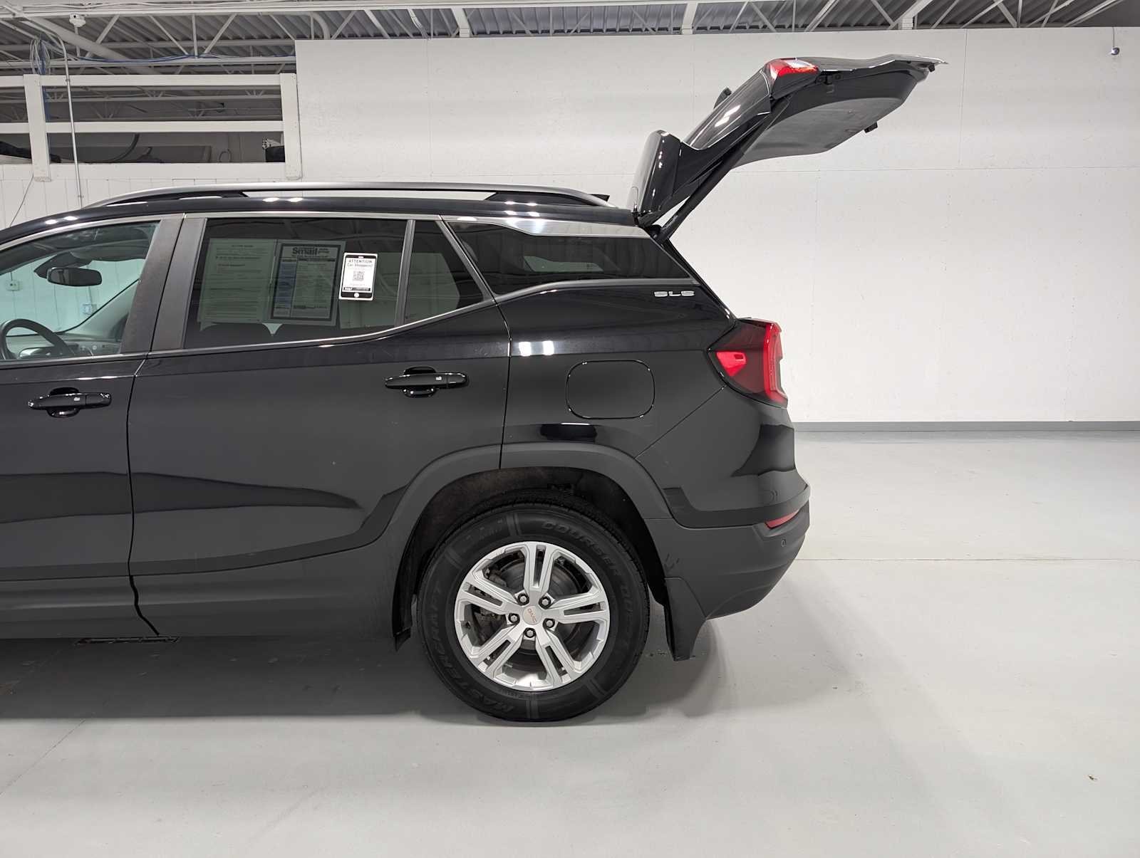 Used 2022 Ebony Twilight Metallic GMC SLE image 11