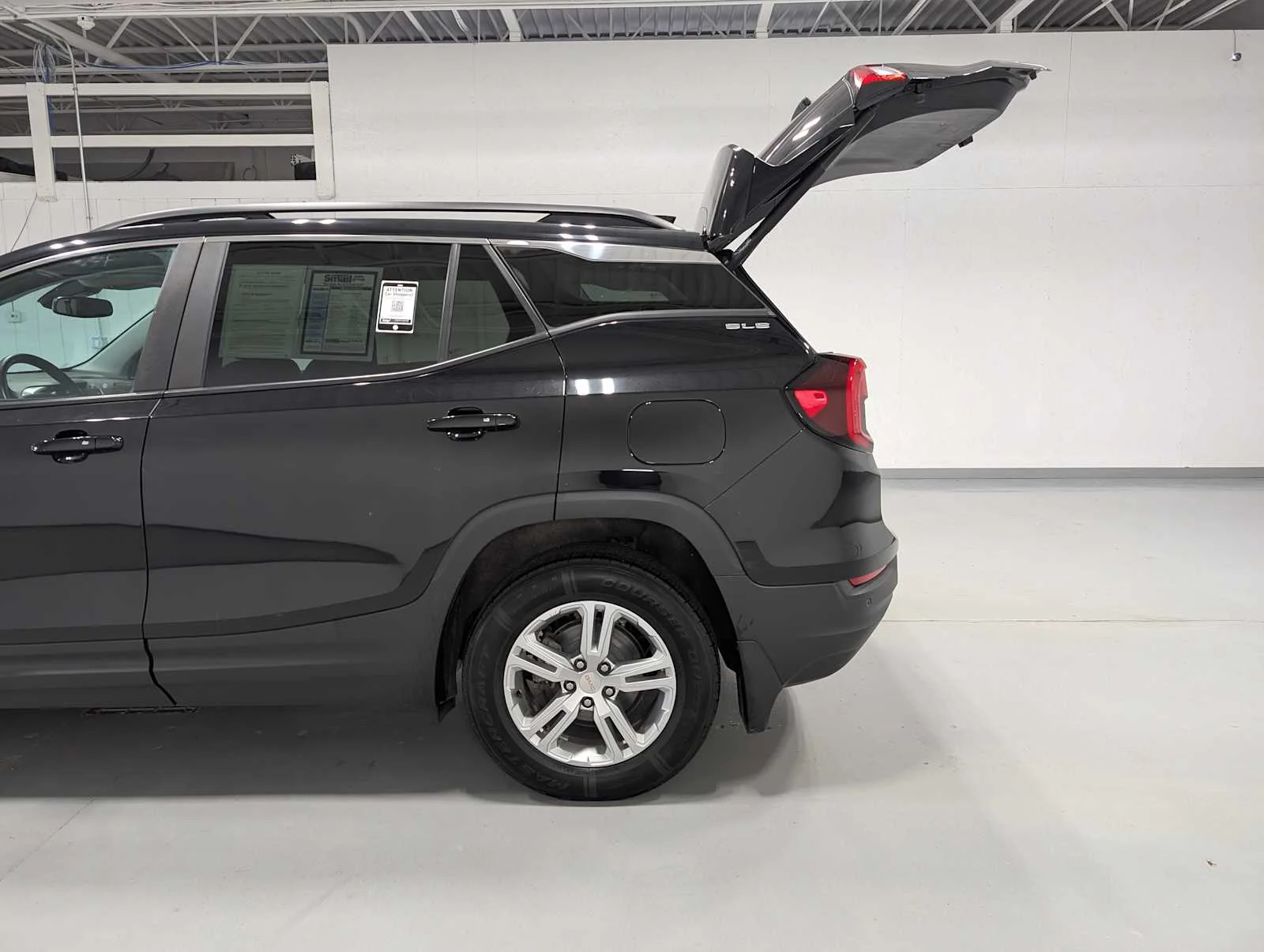 Used 2022 Ebony Twilight Metallic GMC SLE image 11
