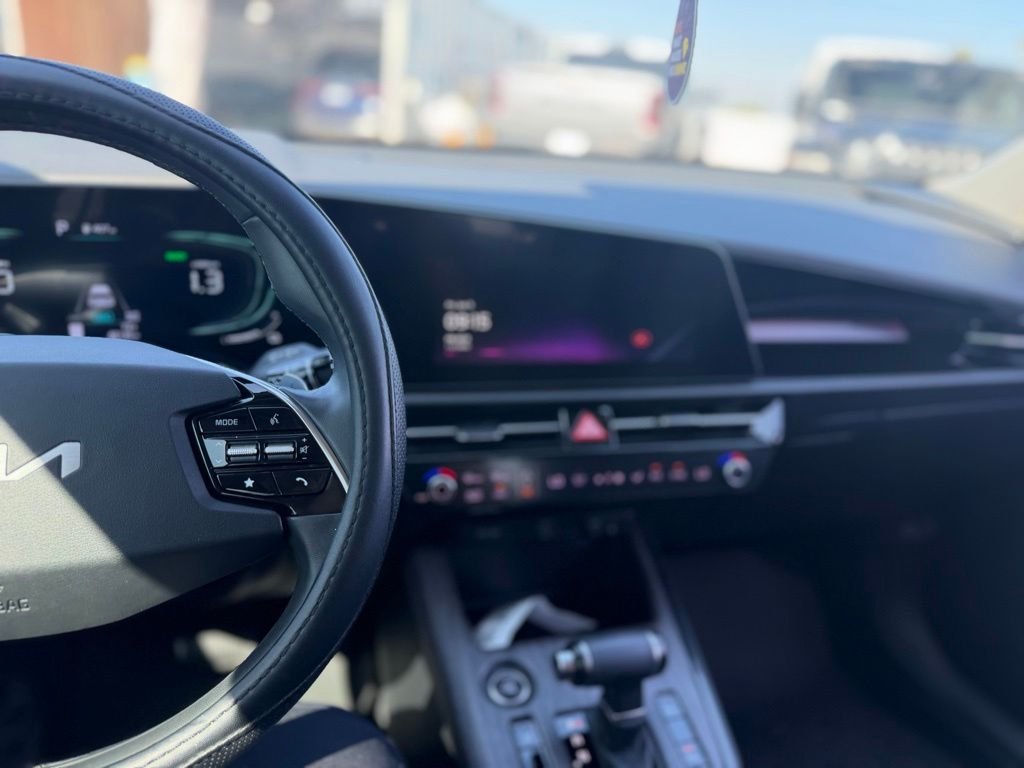 Used 2023 Snow White Pearl Kia EX image 8