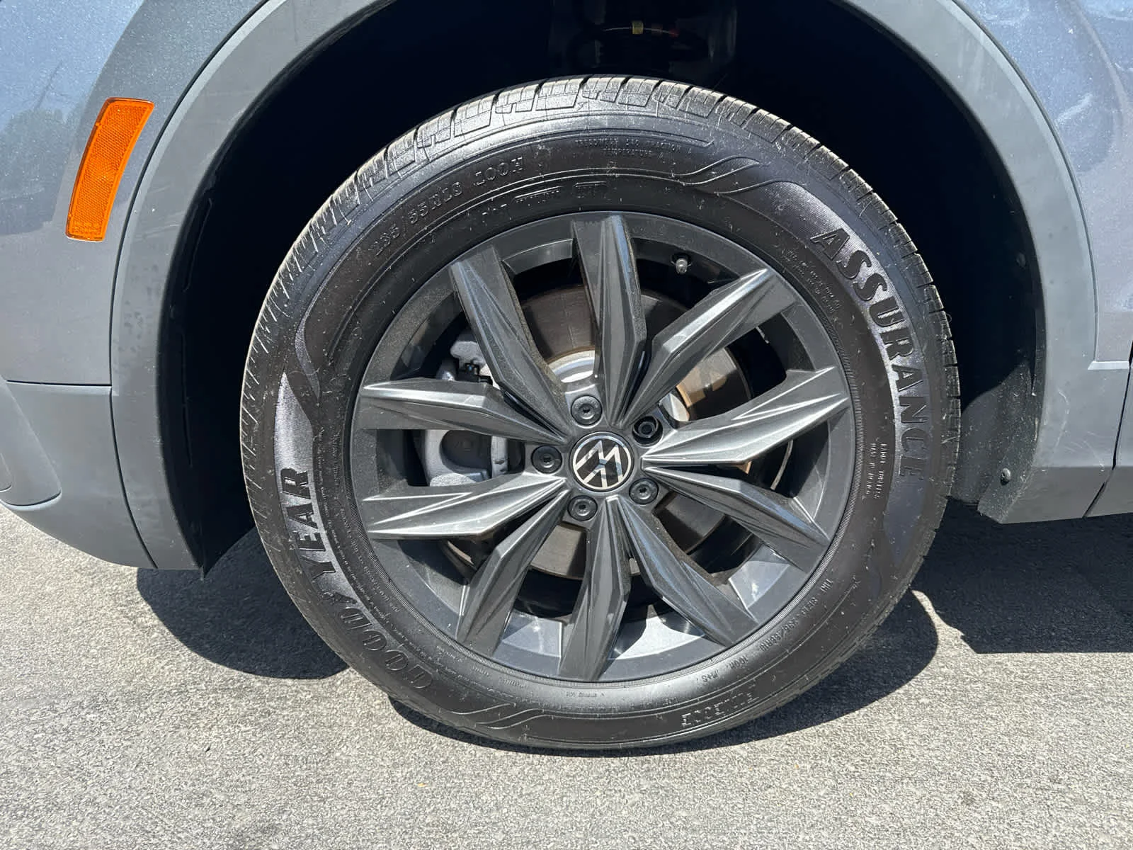 Used 2024 Platinum Gray Metallic Volkswagen SE image 9