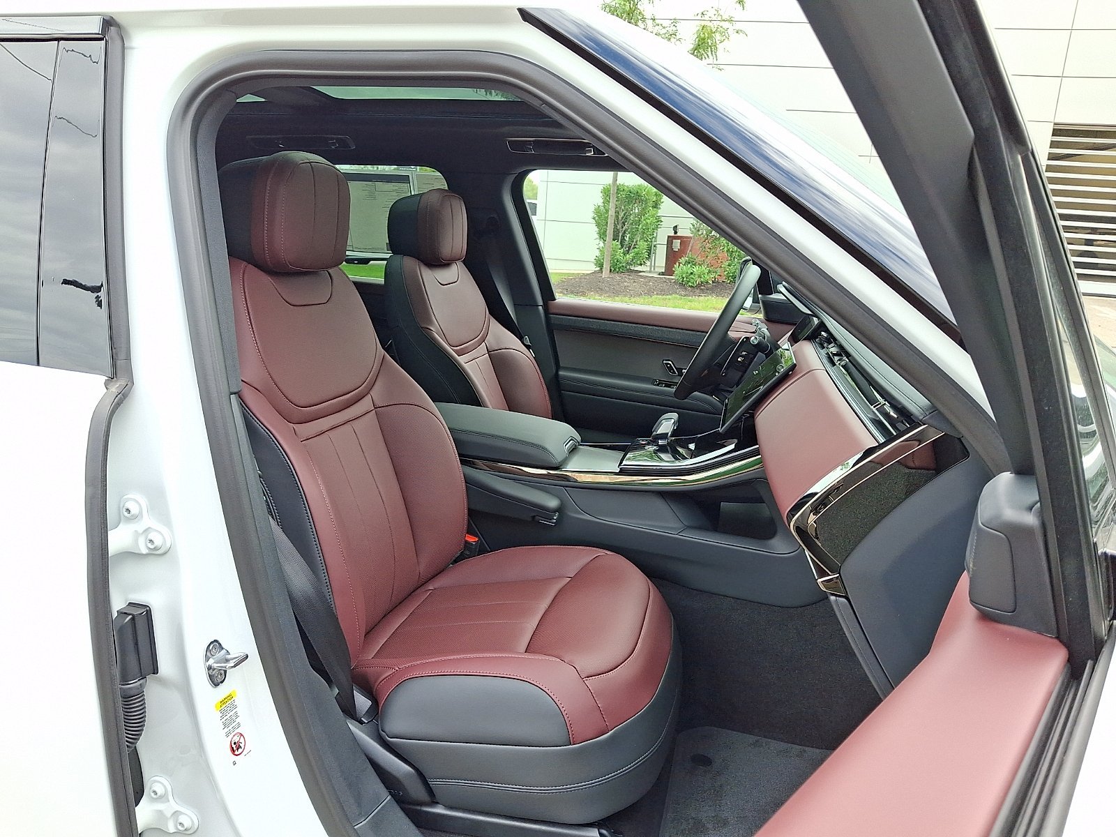 New 2026 Fuji White LAND ROVER Dynamic SE image 3