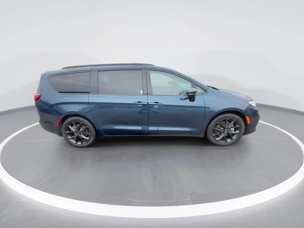Used 2025 Blue Chrysler Limited image 9