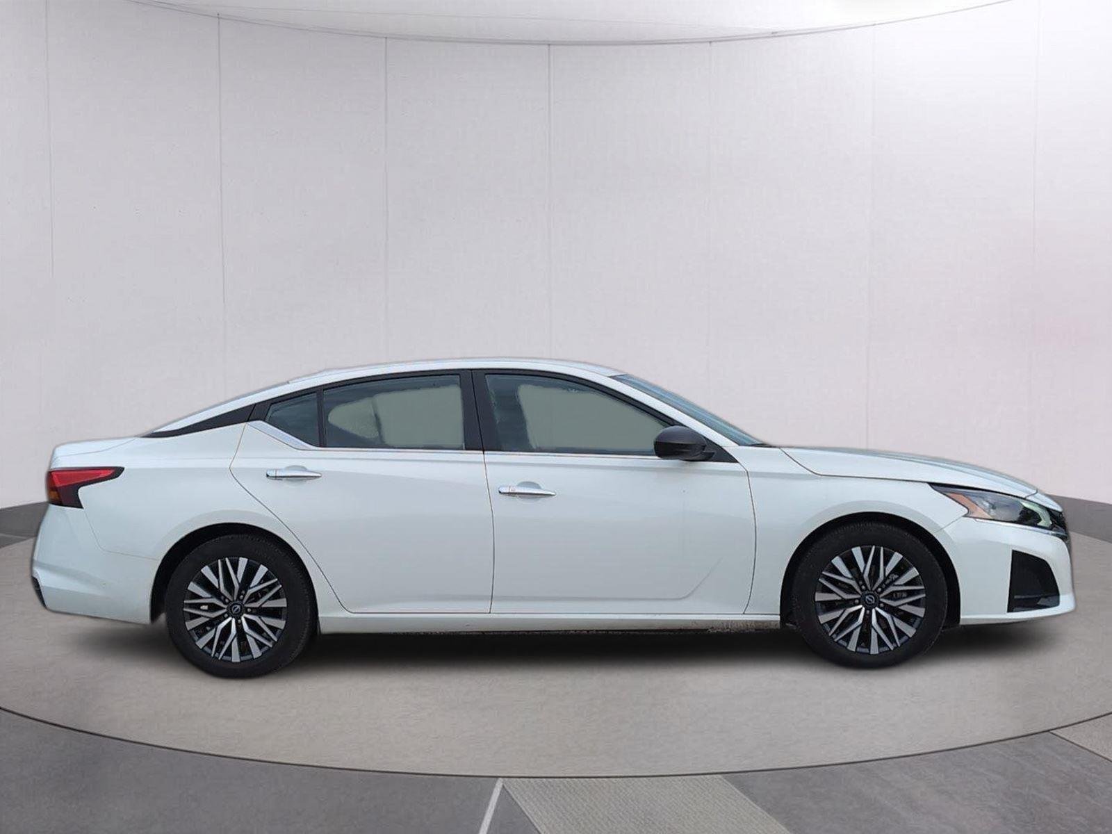 2025 Nissan Altima SV - Photo 8