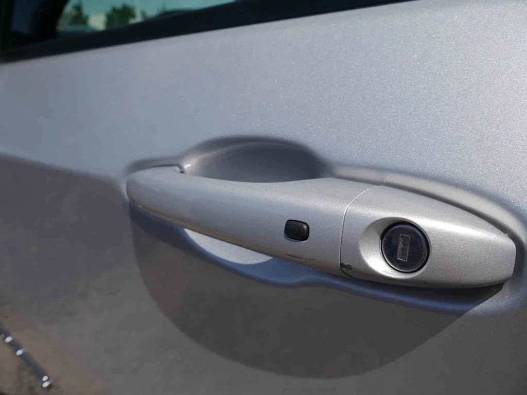 Used 2024 Silver Jeep Latitude image 10