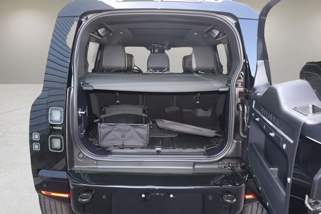 New 2026 Santorini Black Land Rover X-Dynamic SE image 16