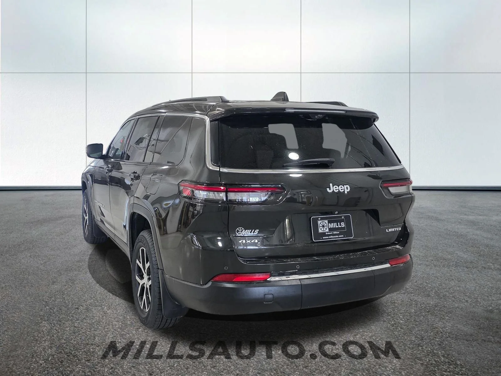 Used 2024 Gray Jeep Limited image 5