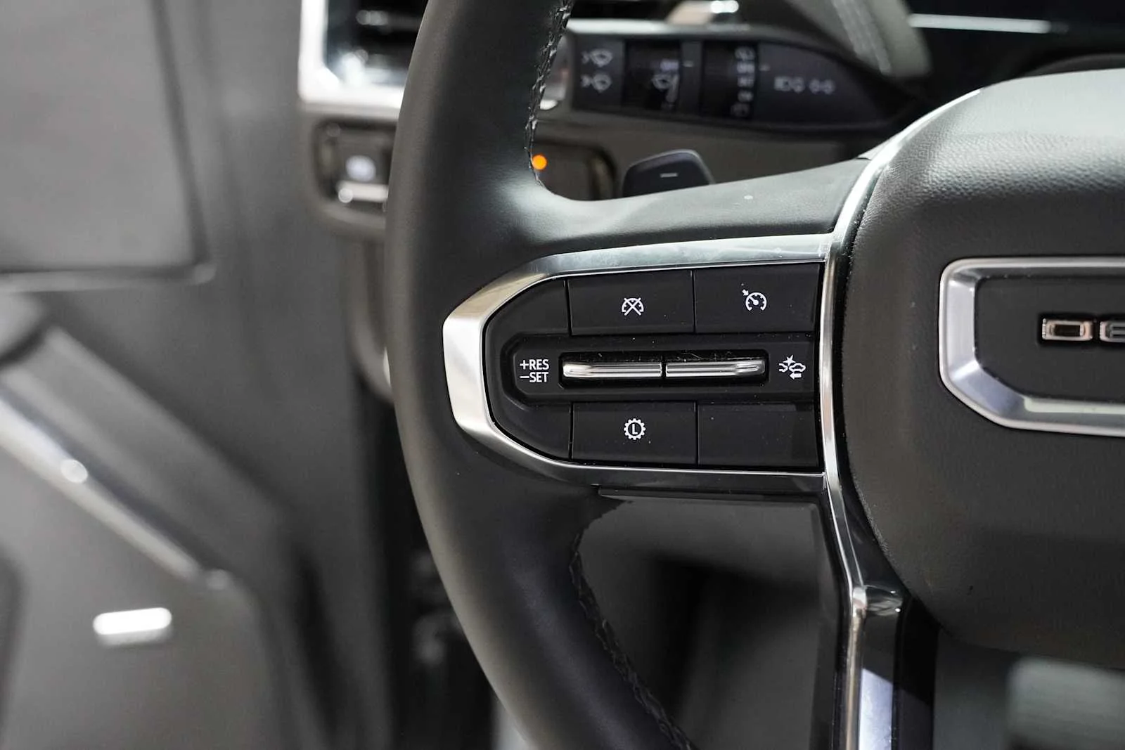 Used 2025 Sterling Metallic GMC Denali image 21